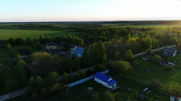 Drone vidéo aérienne de la rivière marécageuse entourée de pâturages verts avec une vue imprenable sur le paysage cinématographique. Concept climat nature nature. — Video