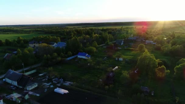 Drohne Luftbild des Sumpfflusses umgeben von grünen Weiden mit atemberaubenden Landschaft cineastischen Ansichten. Konzept Klima Natur im Freien. — Stockvideo