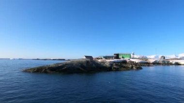 Antarktika 'da canlı bir bilimsel araştırma üssü.