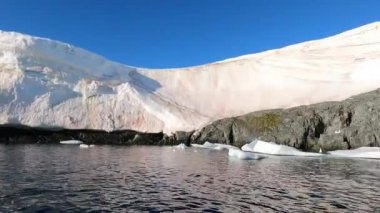 Büyük bir sahil kar yığınının geniş bir görüntüsü..