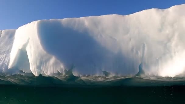 Een opname van een ijsberg genomen van een boot. — Stockvideo