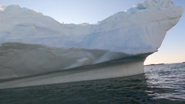 Um arrebatador tiro de um iceberg perto da costa. — Vídeo de Stock