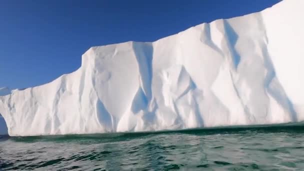 Uno scatto di un iceberg preso da una barca. — Video Stock