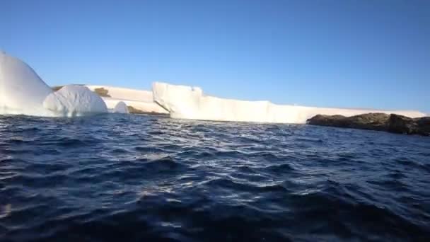 Buzdağı parçasına yanaşan bir teknenin görüntüsü.. — Stok video