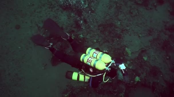 탐사가 들 이 바이칼호 의수중으로 잠수하는 모습. — 비디오
