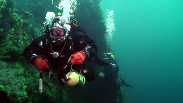 Baykal Gölü 'nün sualtı dalgıcı araştırmacı.. — Stok video