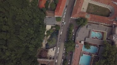 Bir orman kenti sınırının yukarıdan çekimi..