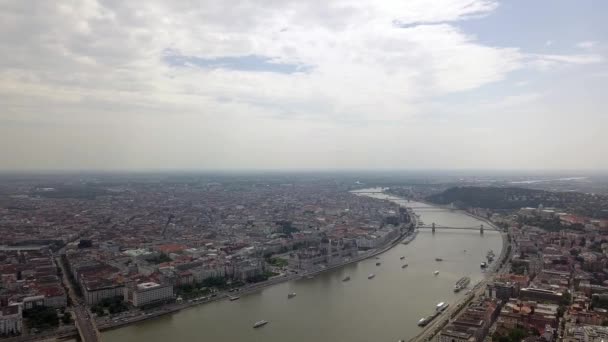 Statyczny strzał drona z budapest panoramy w ciągu dnia. — Wideo stockowe