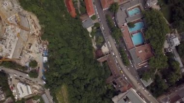Nehir ve ormanın birleştiği bir bölgenin havadan çekilmiş görüntüsü..