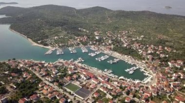 Gündüz vakti bir marina üzerinde İHA atışı.