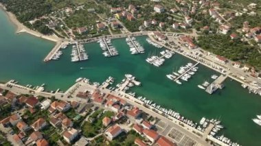 Gündüz vakti bir marina üzerinde İHA atışı.