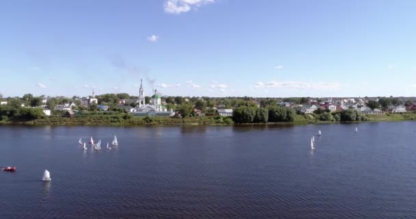 Un disparo de dron panorámico del río Volga en Tver — Vídeo de stock