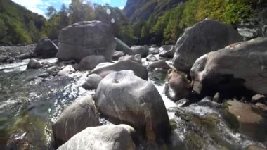 İsviçre 'de Verzaska Dağı' nın kıvrımlarında su dolaşır..