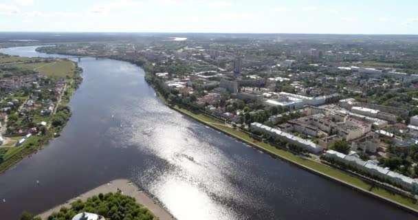Um tiro aéreo de rastreamento do rio Volga em Tver. — Vídeo de Stock