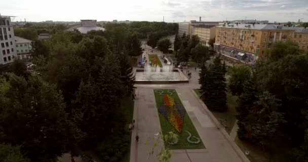 A flyover shot of a park and circus in Tver. — Stock Video