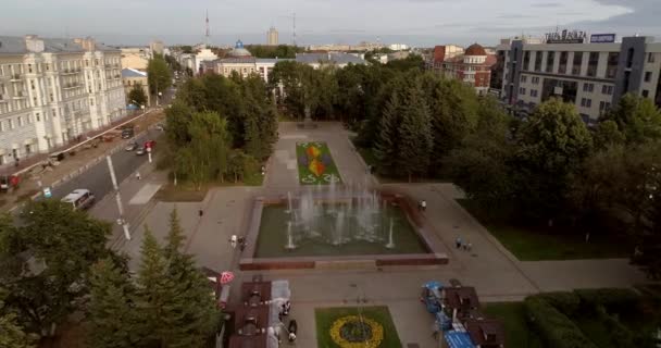 Vue aérienne d'un drone d'un parc local à Tver. — Video