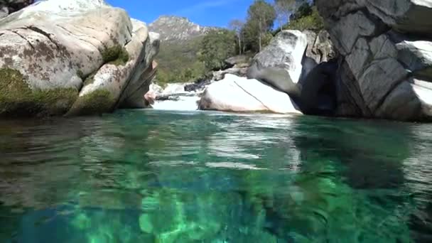 Azure turkos vatten berg flod ovanifrån och undewater view. — Stockvideo