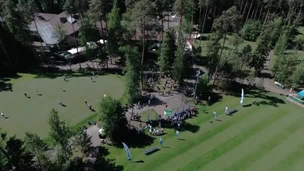 Luftlandschaftsflug über Golfplatz — Stockvideo