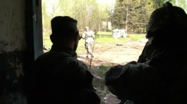 Askeri çokgen üzerinde silah ile Airsoft oyunu.