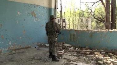 Air Soft oyuncusu yıkılmış bir evde pozisyon aldı..