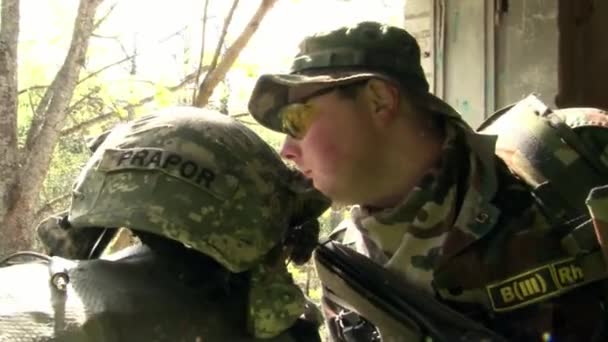 Spieler von Airsoft ist in zerstörtem Haus. — Stockvideo