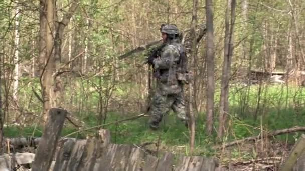 Airsoft juego en el bosque . — Vídeo de stock