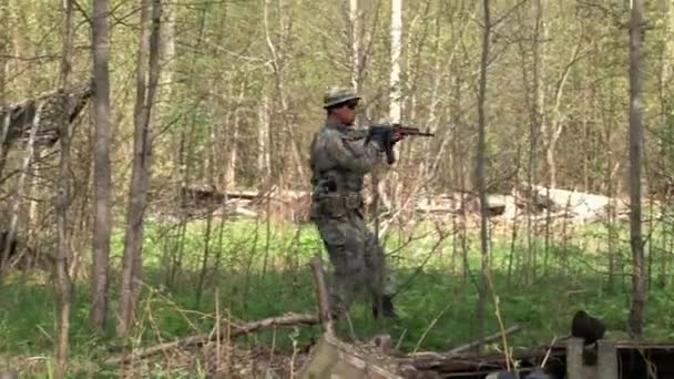 Airsoft hra v lese. — Stock video