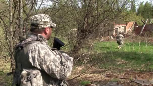 Airsoft hra s pistolí na vojenském polygonu. — Stock video