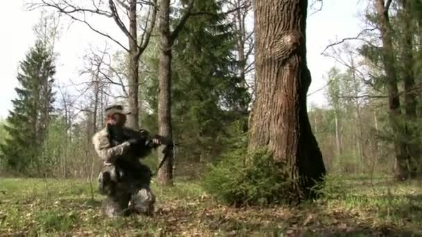 Az Airsoft játékosai az erdőben vannak.. — Stock videók