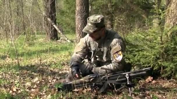 El jugador de Airsoft está en posición en el bosque . — Vídeos de Stock