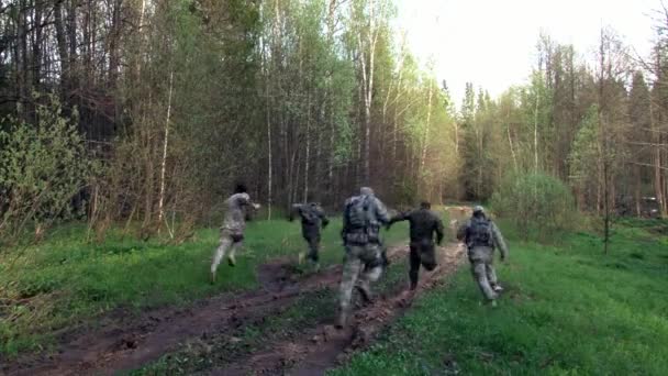 Los jugadores de airsoft corren por el bosque — Vídeo de stock