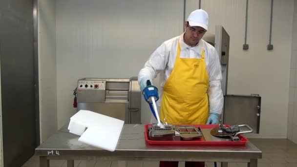 Man werknemer wast met schuim vlees molen onderdelen in industriële werkplaats. — Stockvideo