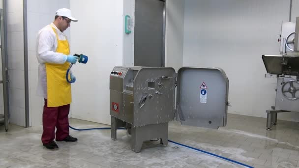 Homem lava com solução desinfetante moedor de carne em oficina industrial. — Vídeo de Stock