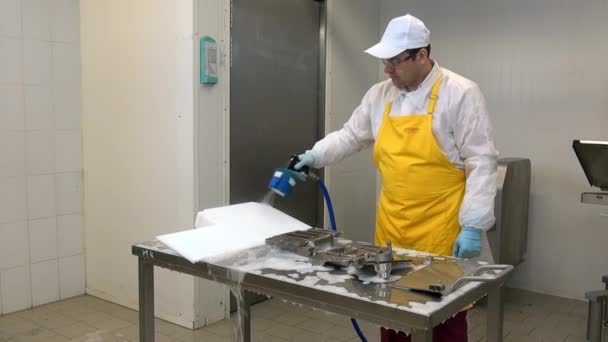 Pekerja laki-laki mencuci dan mendisinfeksi bagian penggiling daging di bengkel industri. — Stok Video