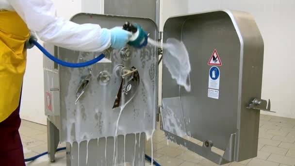 Homem trabalhador lava com espuma e desinfeta moedor de carne em oficina industrial. — Vídeo de Stock