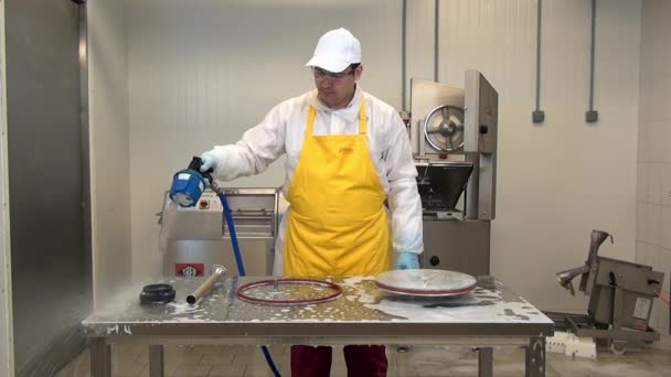 El trabajador del hombre lava con espuma salchichas haciendo piezas de la máquina en el taller industrial. — Vídeos de Stock