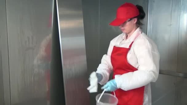 Oczyszczanie urządzeń przemysłowych do suszenia okruchów chleba. — Wideo stockowe