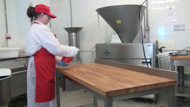 Γυναίκα εργαζόμενος απολυμαίνει ξύλινο τραπέζι στο βιομηχανικό εργαστήριο. — Αρχείο Βίντεο