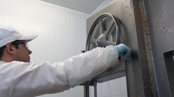 Робітник миє і подробиці різання м "яса обладнання в промисловій майстерні.. — стокове відео