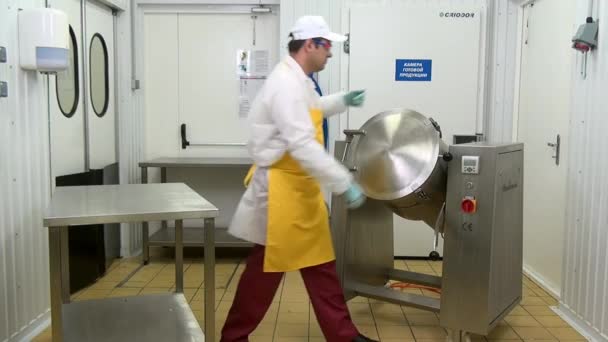 Ο άνθρωπος διαλύει εξοπλισμό για την ανάμειξη σαλάτας με βιομηχανικό εξοπλισμό πλυσίματος. — Αρχείο Βίντεο