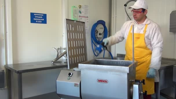 Рабочий стирает промышленный смеситель в промышленном цехе. — стоковое видео