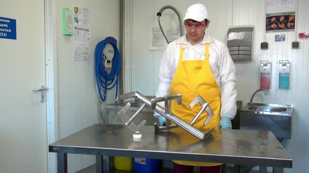 Homem trabalhador lava peças e facas de misturador industrial na indústria de alimentos. — Vídeo de Stock