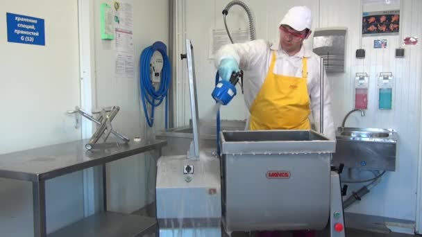 Працівник миє промисловий змішувач у промисловій майстерні.. — стокове відео