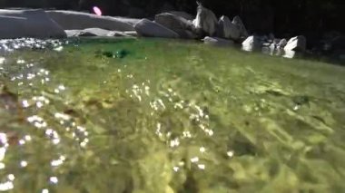 Verzaska dağının saf şeffaf sularına yakın..