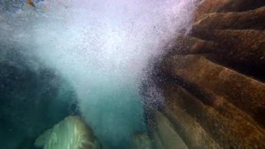 Su taşı keskinleştirir.