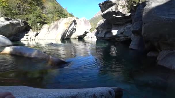 Potápění ve vodě z horské řeky Verzaska ve Švýcarsku. — Stock video