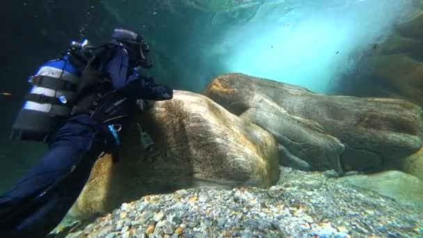 Mergulhador subaquático do rio Verzaska na Suíça afia pedra. — Vídeo de Stock