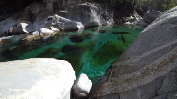 Azure água azul-turquesa de rio de montanha de Verzaska na Suíça. — Vídeo de Stock