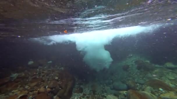 Snabbflytande vatten i ren bergsflod och berg under transparent vatten. — Stockvideo