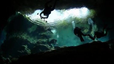 Yucatan Meksika 'da mağara dalışı.